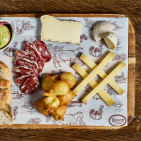Planche convivial composée de charcuterie et de fromage